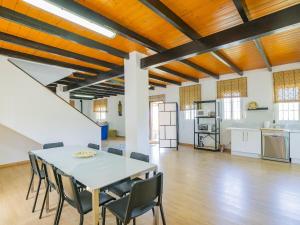 a dining room with a white table and chairs at Cubo's Villa Di Hermosa View in Villafranco de Guadalhorce