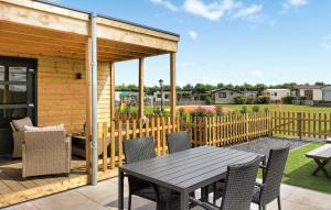 un patio avec une table et des chaises et une clôture dans l'établissement 2 Bedroom Beautiful Home In Stavenisse, à Stavenisse