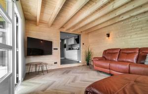 un salon avec un canapé et une télévision à écran plat dans l'établissement 2 Bedroom Beautiful Home In Stavenisse, à Stavenisse