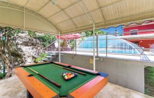 Piljardilaud majutusasutuses Awesome Home In Pobri