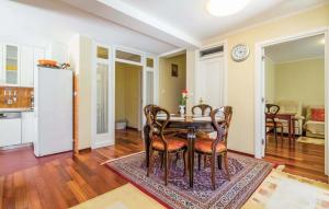 Köök või kööginurk majutusasutuses Awesome Home In Pobri