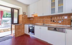 Köök või kööginurk majutusasutuses Awesome Home In Pobri