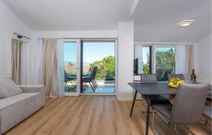 un salon avec un canapé et une table à manger dans l'établissement Nice Apartment In Malinska With Wifi, à Malinska