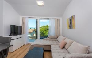 un salon avec un canapé et une télévision dans l'établissement Nice Apartment In Malinska With Wifi, à Malinska