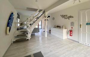 pasillo con escalera y sala de estar en Cozy Home In Podamirowo With Lake View, en Podamirowo