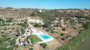 una vista aérea de una finca con piscina en Los Molinos, en Sanlúcar de Guadiana
