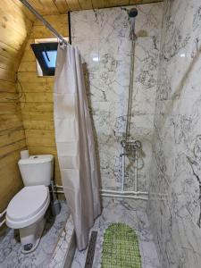 Koupelna v ubytování Guest House in Zhabeshi Lali + 34 fotografií