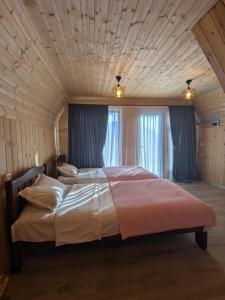Postel nebo postele na pokoji v ubytování Guest House in Zhabeshi Lali