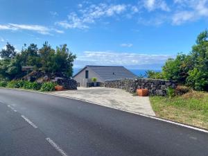 Santo AmaroAtlantis Pico的路边的房子