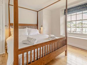 Katil atau katil-katil dalam bilik di 6 Bed in Polruan 75581