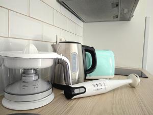 un bancone della cucina con macchinetta del caffè e frullatore di El Nidito a Maspalomas