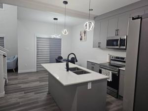 Kuchyň nebo kuchyňský kout v ubytování Sleek Home in Trendy Community at SW, Edmonton