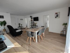 Μια τηλεόραση ή/και κέντρο ψυχαγωγίας στο Appartement spacieux 3 chambres SAINT PIERRE LA MER