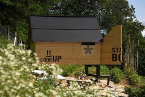a sign that says show up in a garden at StarsBox a Casa Colēt in Frabosa Sottana