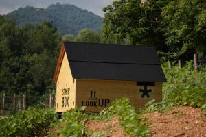 a wooden barn with the words i look up at StarsBox a Casa Colēt in Frabosa Sottana