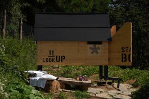 a sign that says i look up and a sit box at StarsBox a Casa Colēt in Frabosa Sottana +6 photos