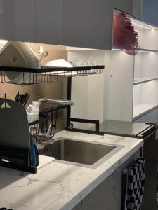 Η κουζίνα ή μικρή κουζίνα στο Vinhomes Smartcity - Tonkin - Trốn Homestay