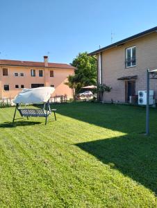 a picnic table in a yard next to a building at Agriturismo Campi Di Grano in Roncade