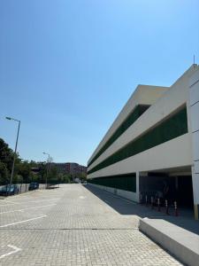 un parking vide devant un bâtiment dans l'établissement Sky Angel Apartment, à Skopje 34 autres photos