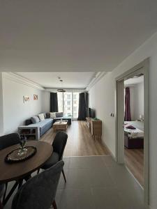 un salon avec un canapé et une table dans l'établissement Sky Angel Apartment, à Skopje