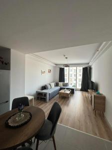un salon avec un canapé et une table dans l'établissement Sky Angel Apartment, à Skopje