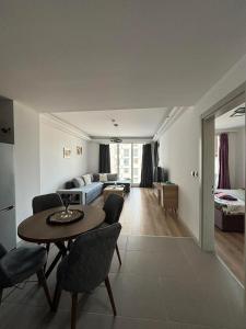 un salon avec une table et un canapé dans l'établissement Sky Angel Apartment, à Skopje