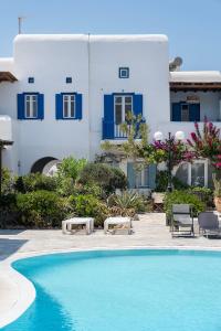 オルノスにあるMykonian Style w Shared Pool Houses 8 & 9の建物の前のプール