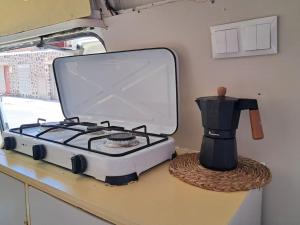 un tostapane seduto su un bancone accanto a un frullatore di Slow-Life Campervan, Küche, Dusche, Queen-Size Bett, Solar a El Médano