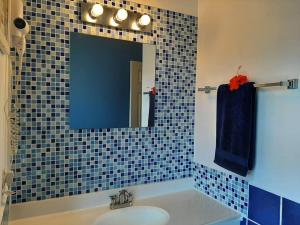 Ένα μπάνιο στο Beautiful one bedroom apartment 3 minutes from the beach +1 φωτογραφίες
