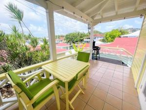 Μπαλκόνι ή βεράντα στο Beautiful one bedroom apartment 3 minutes from the beach