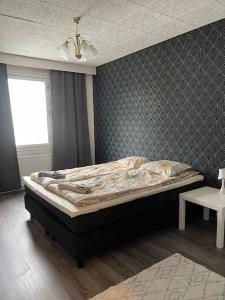 a bedroom with a large bed in a room at Apartment Mäyränkatu in Kokkola