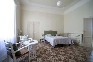 Un dormitorio con una cama y una mesa y sillas. en B&B del Corso, en Ascoli Piceno 14 fotos más