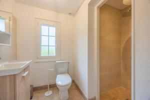 Ένα μπάνιο στο La Vie gîte rénové avec terrasse et vue Parc - 2 à 4 pers +30 φωτογραφίες