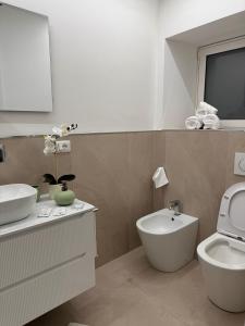 Un baño con inodoro, bidé y lavabo. en NINAS HOME AiRPORT, en Catania