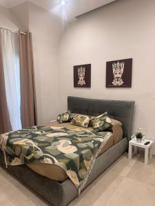 1 dormitorio con 1 cama con manta de camuflaje en NINAS HOME AiRPORT, en Catania