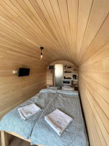 a room with a bed in a wooden wall at Zatoka Marina II in Mechelinki