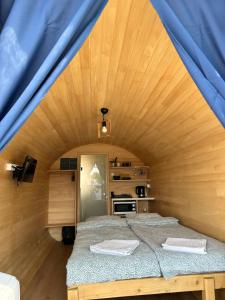 a room with a bed in a tent at Zatoka Marina II in Mechelinki
