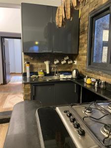 Kuchyň nebo kuchyňský kout v ubytování private room in shared apartment New Cairo