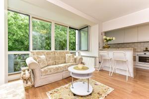 a living room with a couch and a table at Stilingi apartamentai su virtuve Trakų miesto centre in Trakai