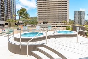 Tropical Retreat Near Waikiki Beach with Parkingの敷地内または近くにあるプール