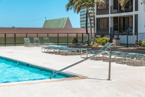 Tropical Retreat Near Waikiki Beach with Parkingの敷地内または近くにあるプール
