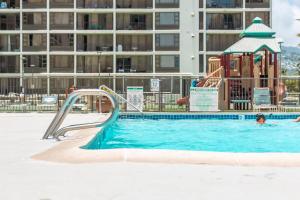 Tropical Retreat Near Waikiki Beach with Parkingの敷地内または近くにあるプール