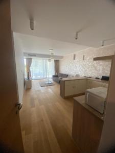 a room with a kitchen and a living room at Apartament Naty S 403 Vogh Olimp in Olimp