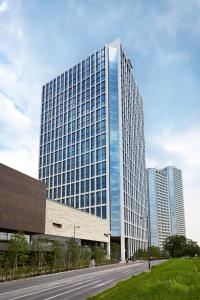 東京にある二子玉川エクセルホテル東急の道路を前に建つ高いガラス張りの建物