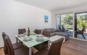 una sala de estar con una mesa y un sofá en 3 Bedroom Amazing Apartment In Malinska, en Malinska