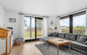 ファーボにあるBeautiful Home In Faaborg With Wifiのソファとテーブルのあるリビングルーム