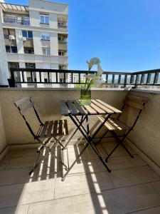 A balcony or terrace at Skopje Modern 2-Bedroom Apartment with Mountain View