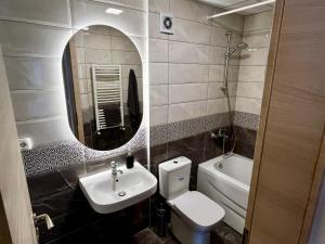 A bathroom at Skopje Modern 2-Bedroom Apartment with Mountain View