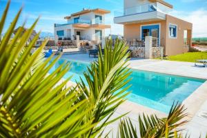 una villa con piscina y una casa en Cindy Luxury Villas Crete BLUE, en Stavros