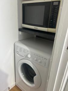 a microwave sitting on top of a washing machine at Newmarket house in Newmarket
